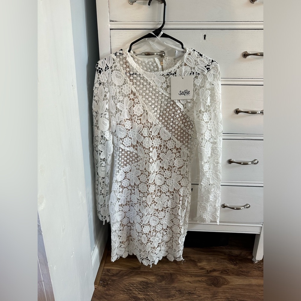 Selfie Leslie Reinhart floral asymmetrical mesh dress white